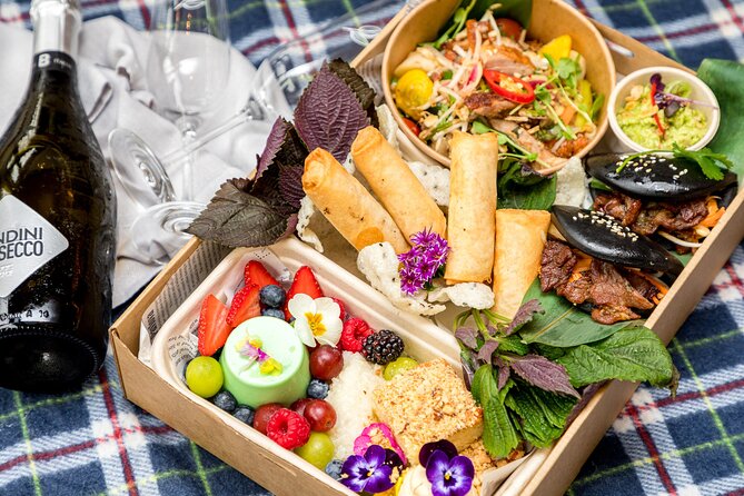 Picnic in the Royal Botanic Gardens for 2 - Collecting the three-course hamper