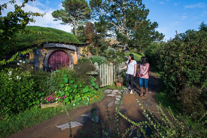 Private 2 Day Tour: Hobbiton, Waitomo, Rotorua Geothermal & Hamilton Gardens - Entering Middle-earth at Hobbiton