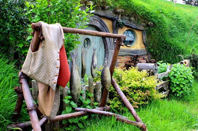 Private 2 Day Tour: Hobbiton, Waitomo, Rotorua Geothermal & Hamilton Gardens - Drifting under the Waitomo glowworms