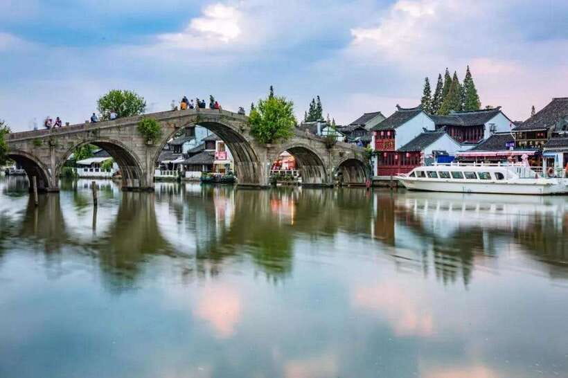 Shanghai: Zhujiajiao Private Tour w/ Boat Ride & Garden - The guides shape the experience