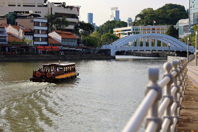 Singapore River Cruise, Night Garden Rhapsody & Spectra by CYT - The guides are a major part of the value