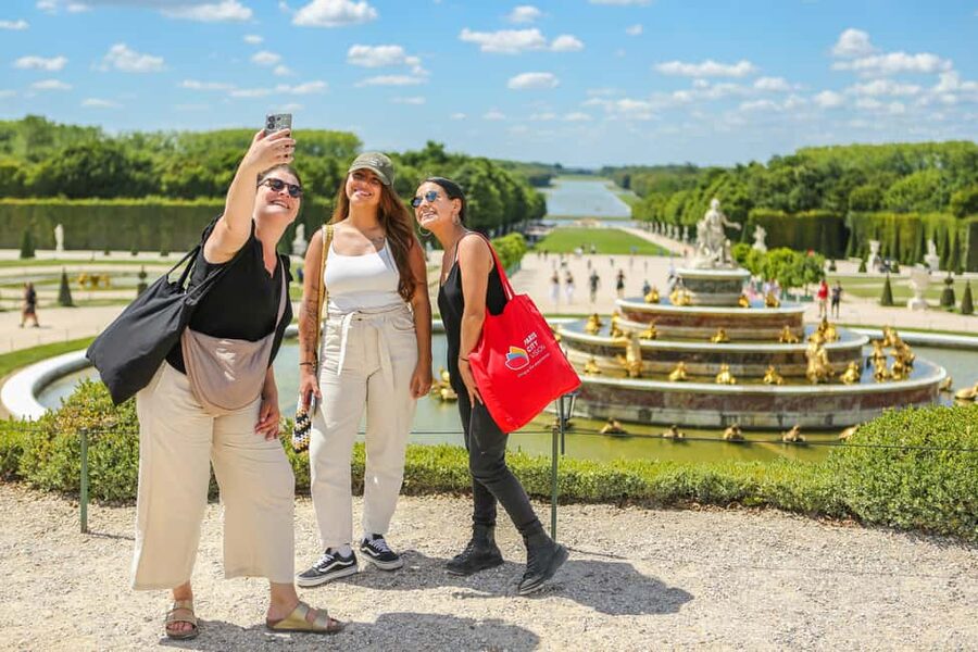 Versailles: Skip-the-Line Guided Tour of Palace with Gardens - Timing, crowds, and group comfort