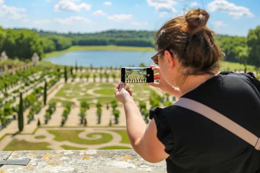 Versailles: Skip-the-Line Guided Tour of Palace with Gardens - The royal apartments, told room by room