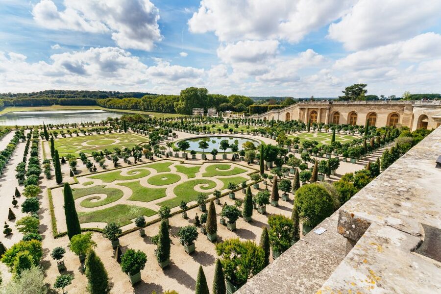 Versailles: Skip-the-Line Tour of Palace and Gardens Access - Why a guided visit helps at Versailles