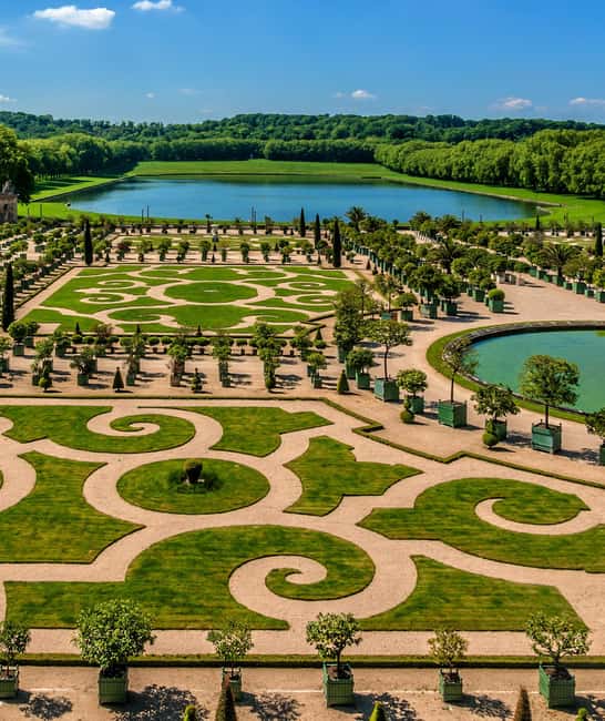 Versailles: Skip-the-Line Versailles Palace and Gardens Tour - Why a guide helps at Versailles