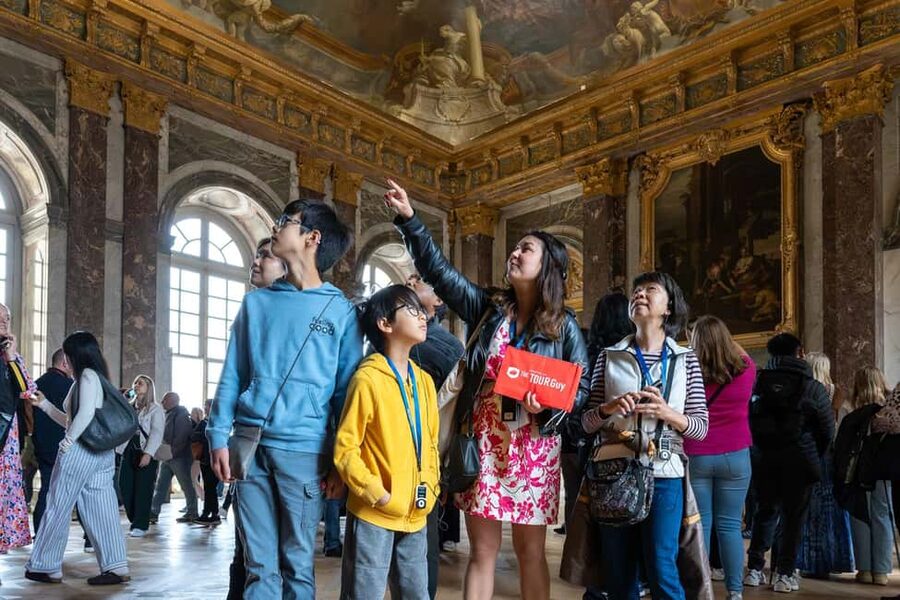 Versailles: Skip-the-Line Versailles Palace and Gardens Tour - Meeting the guide at Louis XIV’s statue