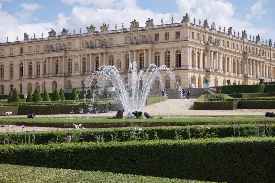 Versailles: Skip-the-Line Versailles Palace and Gardens Tour - Walking into the formal gardens