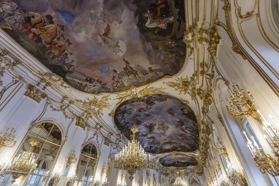 Vienna: Skip-the-Line Schönbrunn Palace and Gardens Tour - The guides make the difference
