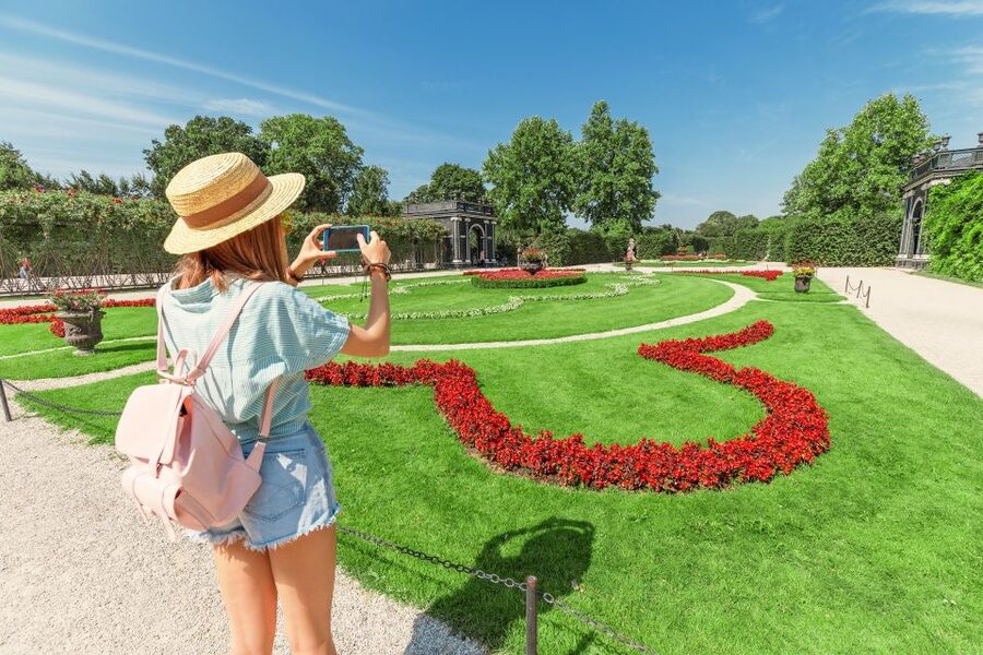 Vienna: Skip-the-Line Schönbrunn Palace & Gardens Tour - The 15-minute pause at the visitor center