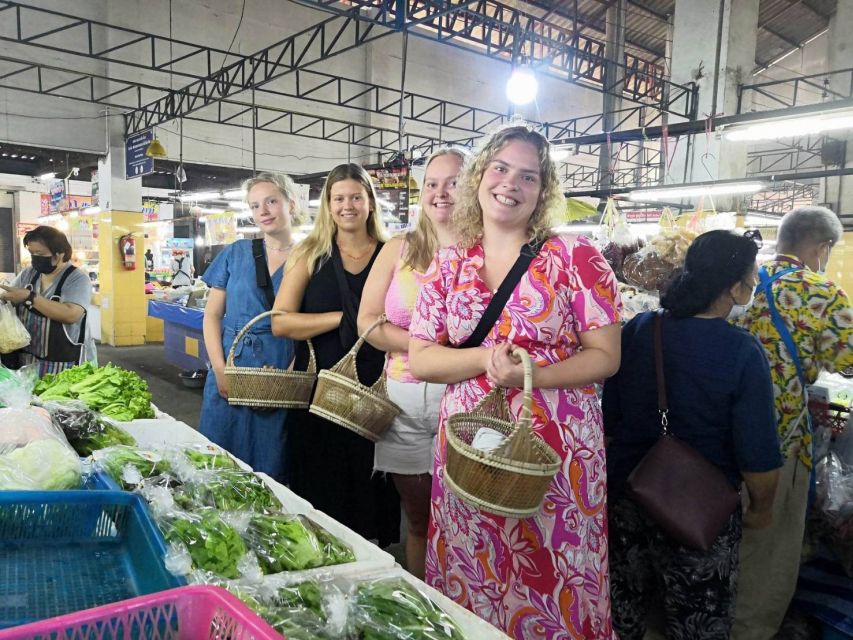 We Cook Thai Home Garden Cooking School - The home garden kitchen adds warmth without losing structure