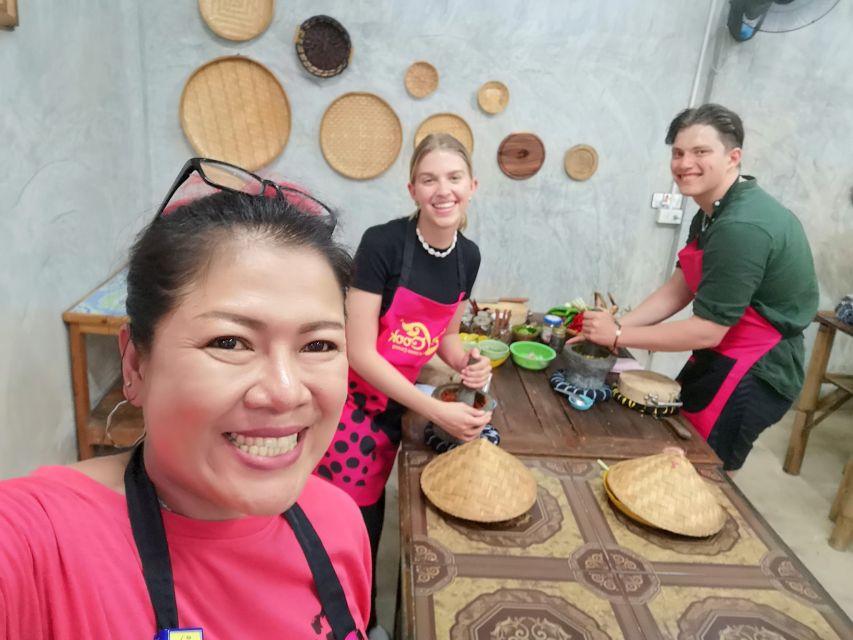 We Cook Thai Home Garden Cooking School - Mam’s teaching style keeps beginners involved