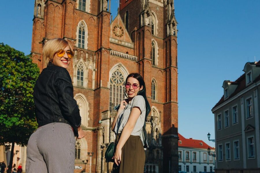Wrocław: Garden Gnome Challenge with Guide - Meeting Your Guide and Learning the Rules