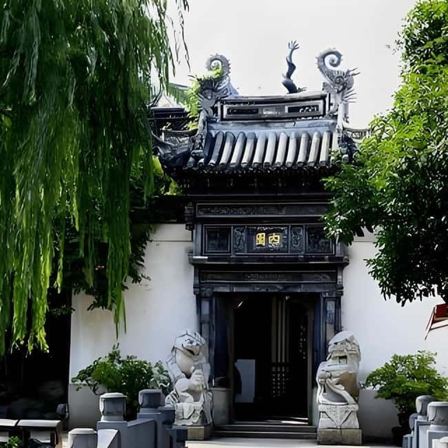 Yu Garden, Old Street, Bund & Zhujiajiao Water Town Bus Tour - The Bund: grand buildings and a free evening